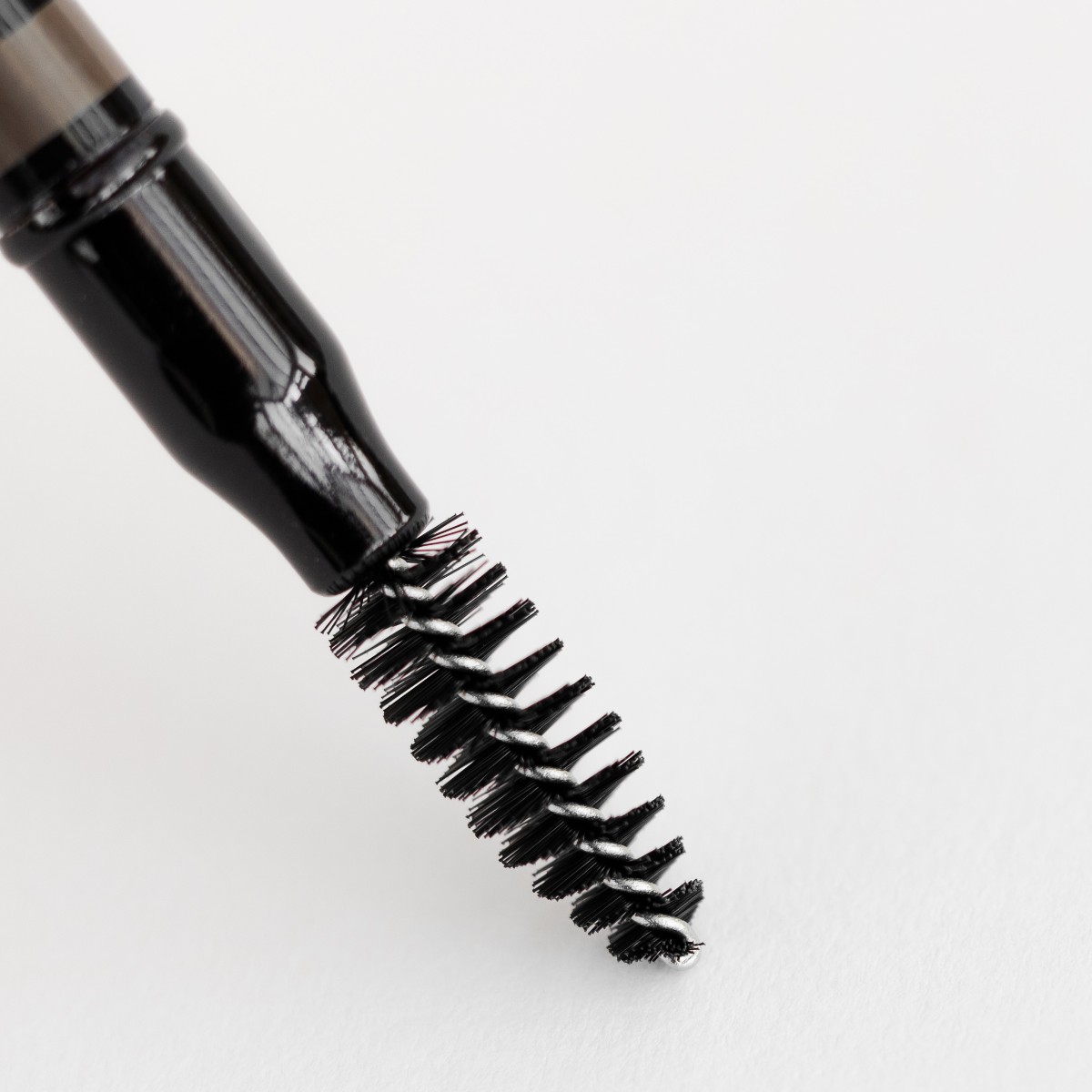 Define &amp; sculpt - 

Our brand new Eyebrow Definer includes a professional integrated brush which is specially designed to smooth hairs and create a defined finish unique to you. 

Shop now: brnw.ch/21wDiYf