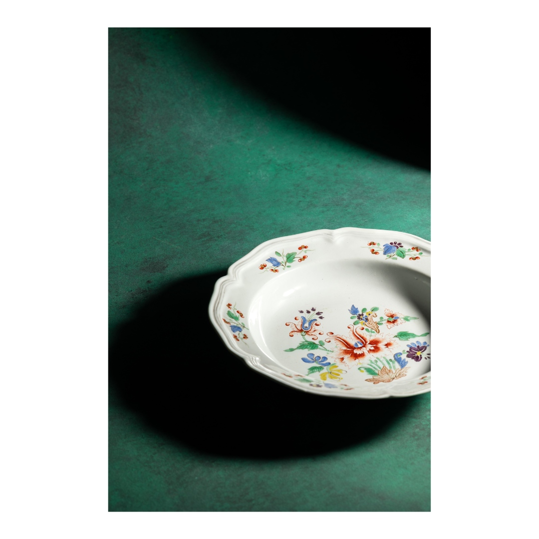 ⁠This c. 1750 dish, part of a dinner set for 12 by Doccia, shows one of the factory's most popular designs: the "al tulipano" motif.  The central flower is not a tulip but an interpretation of the peonies used in Chinese porcelains. artistoric.com/product/doccia…