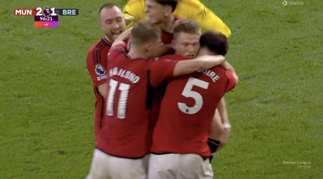 ManUtdFR_'s tweet photo. FM | Manchester United 2 x 1 Brentford

United s'impose dans le Fergie Time après avoir couru derrière le score toute la seconde mi-temps, la lumière est venue grâce à l'entrée de l'homme providentiel Scott McTominay à la 89ème auteur d'un doublé ! 

#MUFC https://t.co/poouDxsXN3