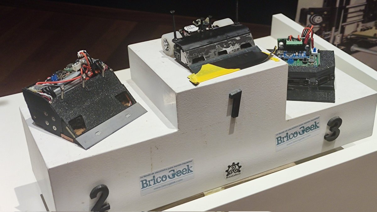 OSHWDem's tweet image. Qué infarto de competición, doble bracket con repesca, choques entre compañeros, ascensos meteóricos. Sólo en la #OSHWDem2023🐙