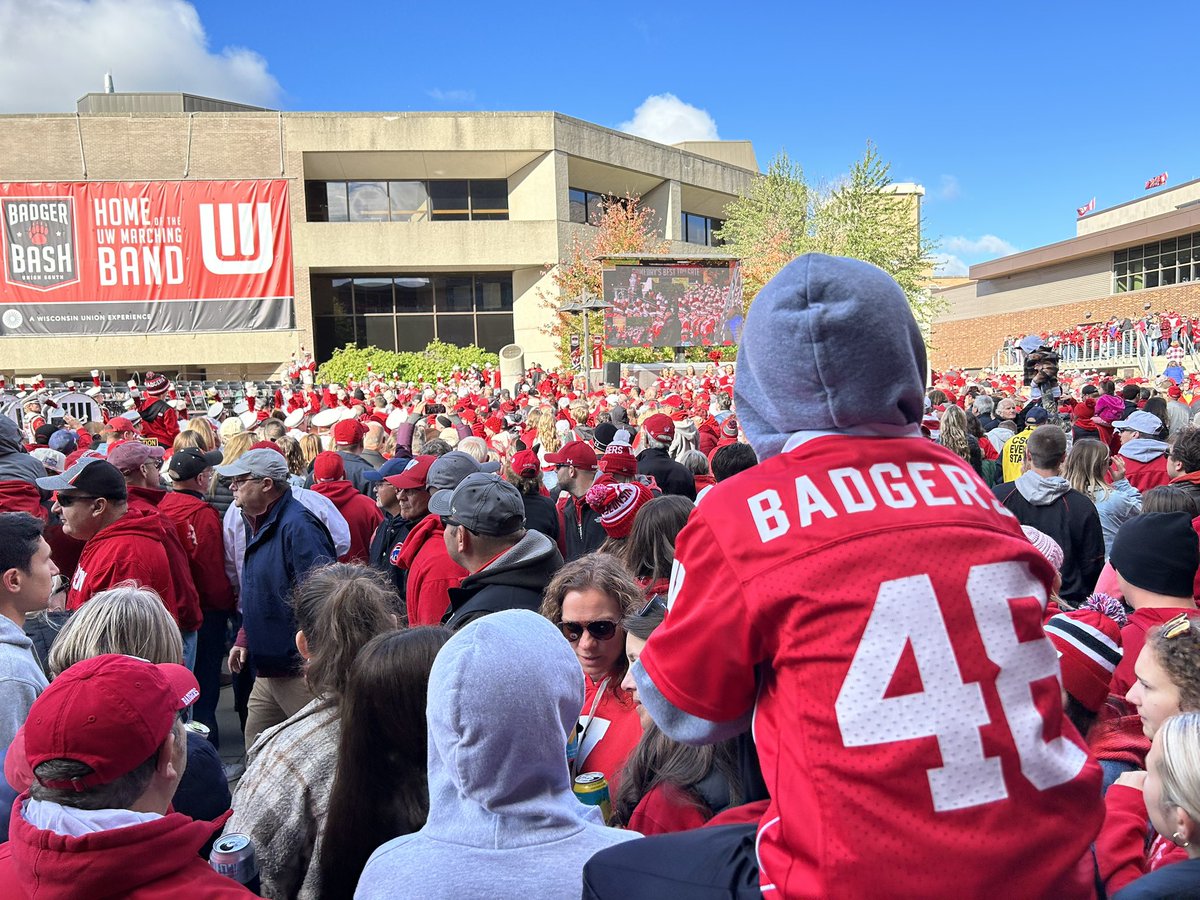 NewsMarkMcP's tweet photo. Had a great time at #badgerbash. Even with @jockosports singing https://t.co/zyaQMPVXNf
