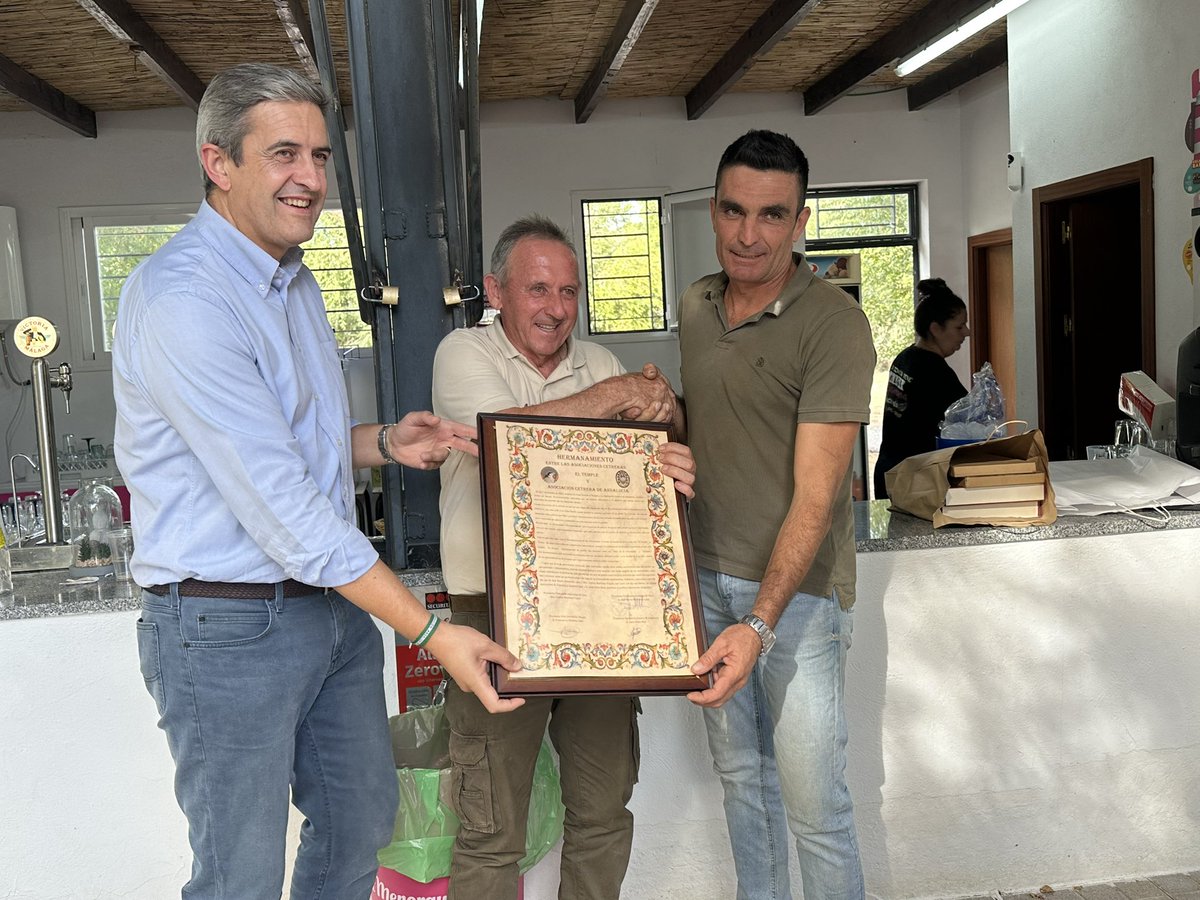 andaluciacaza's tweet photo. Hoy asistimos al hermanamiento de la Asociación de Cetreros de Andalucía (ACEAN) y la Asociación de Cetreros de Alicante ‘El Temple’. Un acto de unión en el mundo cetrero que se ha firmado en El Carpio (Córdoba). https://t.co/eTH6Uc4rOB