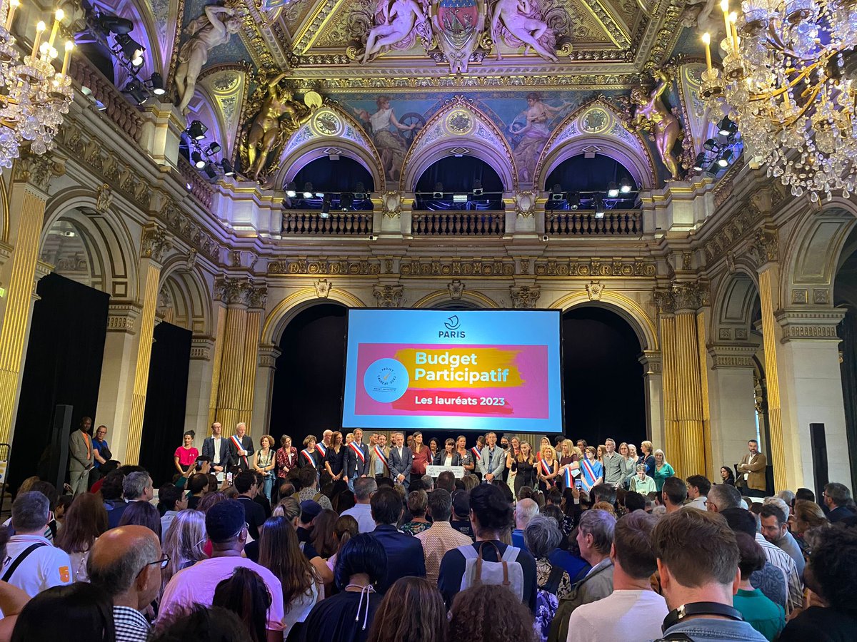 EPierreMarie's tweet photo. Soirée de présentation des lauréats du #budgetparticipatif ! Dans le 12e, un des lauréats est la rénovation des bâtiments afin de s'adapter au changement climatique. Merci aux votant·es qui partagent les objectifs de l'équipe municipale et à @Nizar_Belghith pour son implication. https://t.co/RDcS0JVvTB
