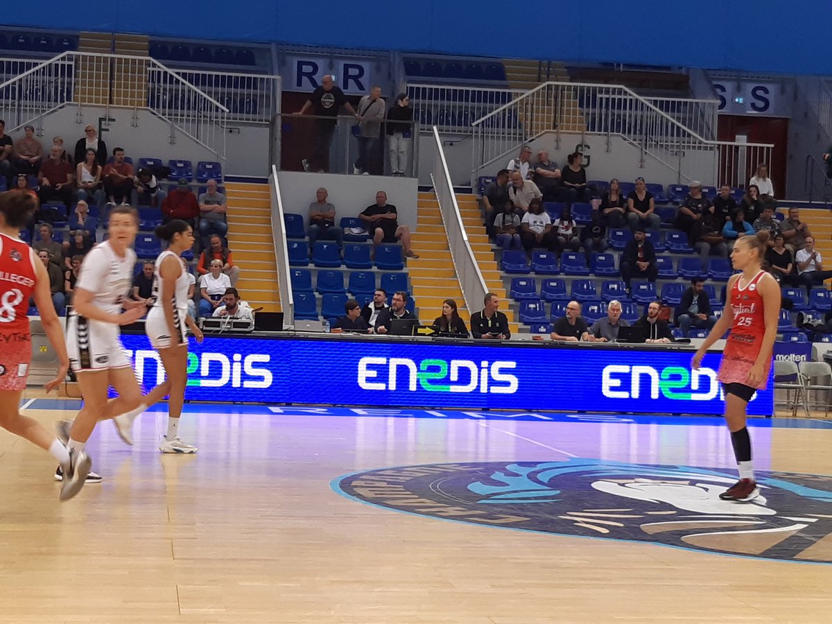 husson51sandrin's tweet photo. 📅 Ce soir, 1er match à domicile de la saison pour les Pétillantes 🏀 au stade René Tys à Reims contre Feytiat 87 🤞🤞
➡️ @enedis_car, partenaire du @ChampBasketFem, présente pour encourager 📢 cette belle équipe👏.
@frederic_lajoux @EtienneHausser @o2lachapelle @OudinChrystelle https://t.co/RgdXwntHyH