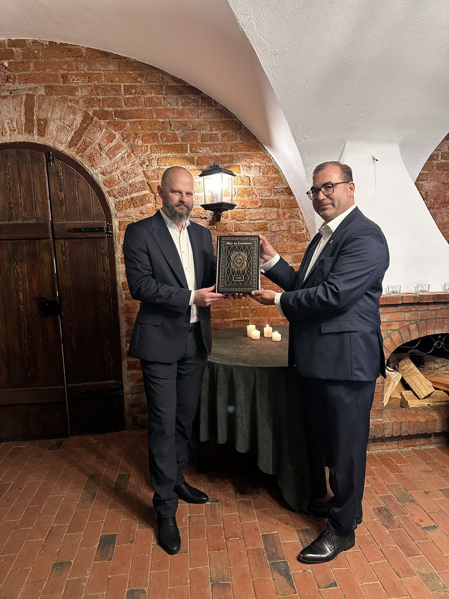 ACJaworski's tweet photo. Niezwykły prezent od Burmistrza Skarszew @JacekPauli wręczony na zamku Joannitów w Skarszewach: Maleus Maleficarum https://t.co/DhsbLOadf4