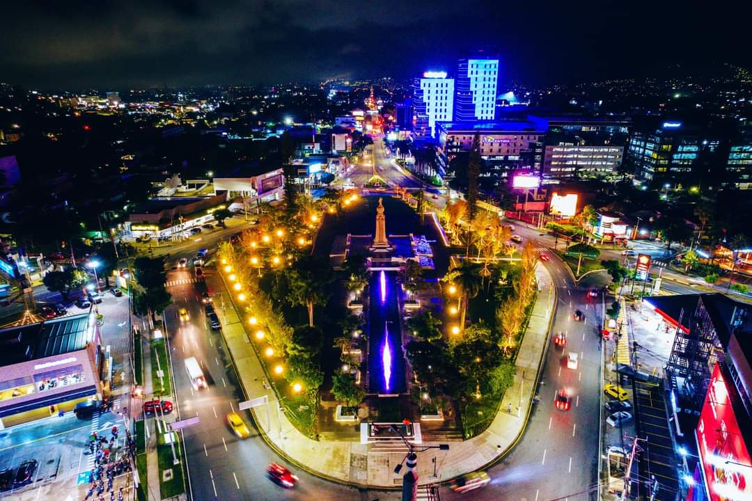 Video_sv's tweet photo. Así de Hermoso se ve Hoy la plaza Divino Salvador del Mundo en El Centro de La ciudad de San Salvador, la Capital más segura de Toda Latinoamérica y la Ciudad más ordenada de El Salvador. https://t.co/kbZK5BUZS5
