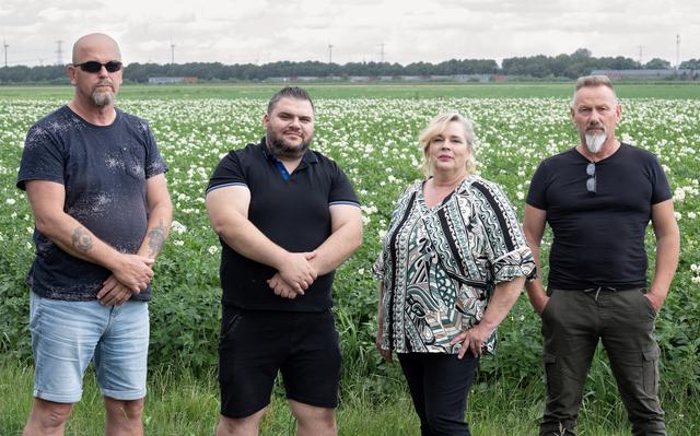 De #burgerwacht in Ter Apel vat in een paar maanden tijd meer stelende, inbrekende &amp; aanrandende asielzoekers in de kraag dan de politie in JAREN! Toch worden ze continu weggezet als CRIMINELEN! 

Doe een ♥️ &amp; RT als je deze HELDEN steunt! Ze verdienen het!