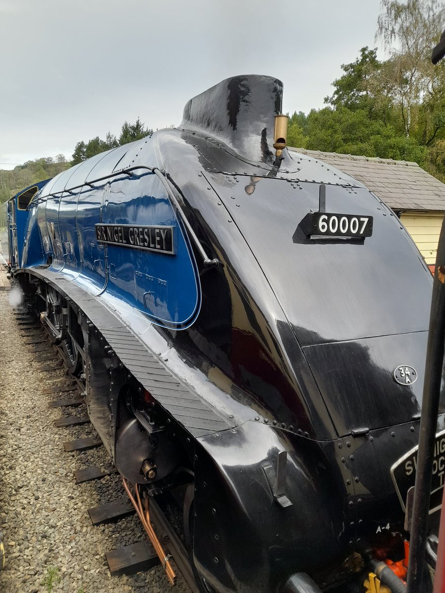 jaymz_hatstand's tweet photo. A selection of the excellent traction out and about today @nymr, LNER J27 2392, BR Class 31 31128 Charybdis, BR Std 4 tank 80116 (80136) and LNER A4 60007 Sir Nigel Gresley. 31446 was on the rear of the diner too #Railways #Yorkshire #ClassicSteam #ClassicTraction #Trains https://t.co/QUuoC2nX9w