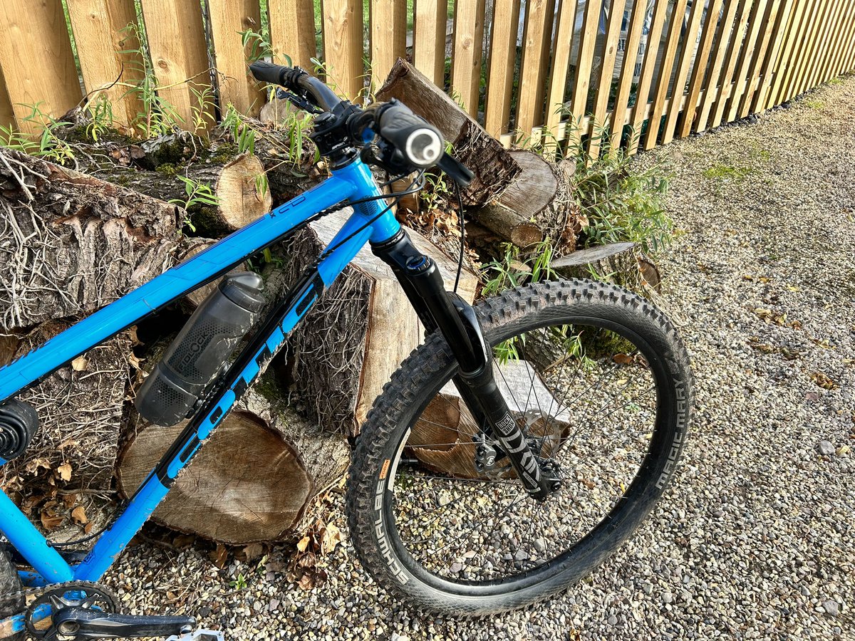 P_HEDGEHOG's tweet photo. 140mm fork is perfect for my #bfemax. So obviously I fitted the 260mm spare lyrik I had 😄
Feels great tho even with 38mm bars. #mtb https://t.co/OxrmsFDtim