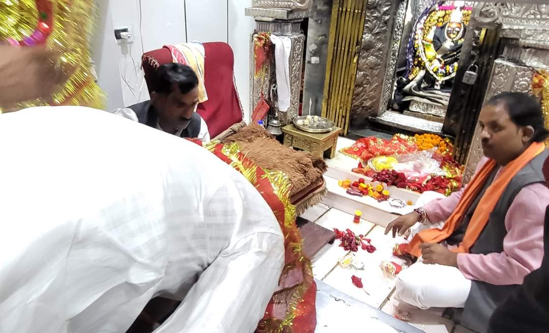 bjpsanjay11's tweet photo. आज नवगठित जिला मैहर में माता के दरबार में मध्य प्रदेश के  जननायक यशस्वी मुख्यमंत्री श्री @ChouhanShivraj  जी ने 51 शक्ति पीठों में से एक मैहर के त्रिकूट पर्वत पर स्थित  माँ शारदा शक्तिपीठ में माता के श्री चरणों में पहुंचकर मातारानी के दर्शन  कर पूजा-अर्चना  की शुभ अवसर पर मुझे भी मां शारदा जी के श्री चरणों पर माथा टेककर आशीर्वाद लेने का परम सौभाग्य प्राप्त हुआ
 आज आयोजित कार्यक्रम में नवगठित जिले मैहर में माननीय मुख्यमंत्री श्री @ChouhanShivraj  जी की बड़ी घोषणा।मैहर में भव्य मां शारदा लोक बनेगा।
शारदा माँ की जय
@OfficeofSSC @BJP4MP @BJP4India