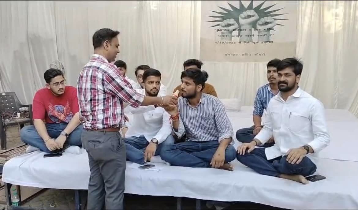 UttamTripa64097's tweet photo. Day 4thRelay Hunger Strike,DU. Prof. Dhanraj and DUSU President Tusar Dedha offered juice  to Vikas Mishra. violation of Ordinance VI B &amp;corruption in PhD #suspend_profseema_bawa_for_construct_illegal_DRC
@PMOIndia
@VPIndia
@dpradhanbjp
@RSSorg
@AmitShah
@UnivofDelhi
@UniofOxford https://t.co/PF8hUjEFzX