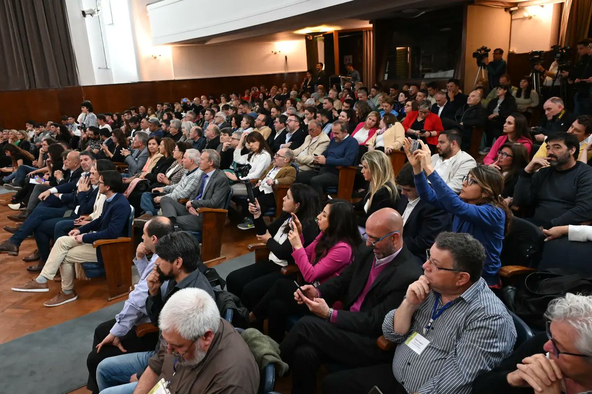 NidiaMoirano's tweet photo. Gracias a los vecinos, dirigentes y periodistas por el acompañamiento el día de ayer en el debate, y a la @UNS_oficial @BahiaUtn por la organización de la misma. 

Este 22 de octubre, vamos con decisión, firmeza y orden por la Bahía Blanca que queremos 💪 https://t.co/HSqUTzpwbQ