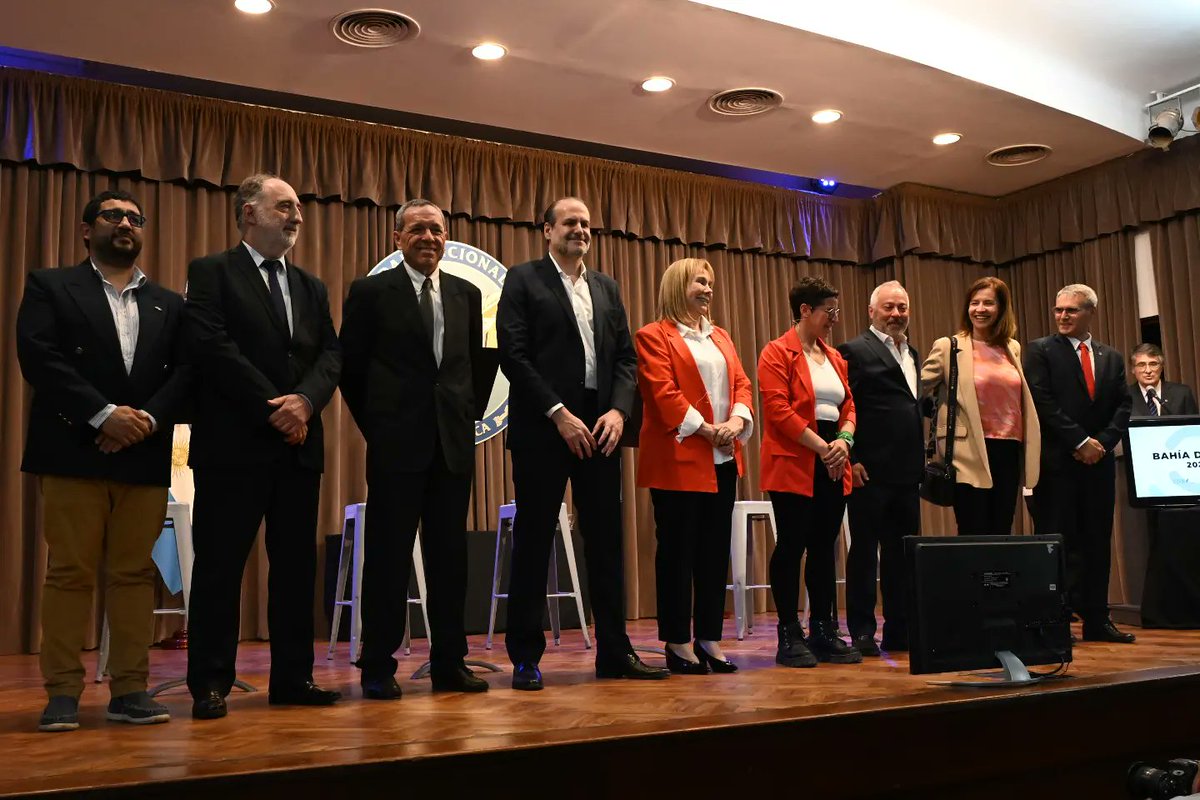 NidiaMoirano's tweet photo. Gracias a los vecinos, dirigentes y periodistas por el acompañamiento el día de ayer en el debate, y a la @UNS_oficial @BahiaUtn por la organización de la misma. 

Este 22 de octubre, vamos con decisión, firmeza y orden por la Bahía Blanca que queremos 💪 https://t.co/HSqUTzpwbQ