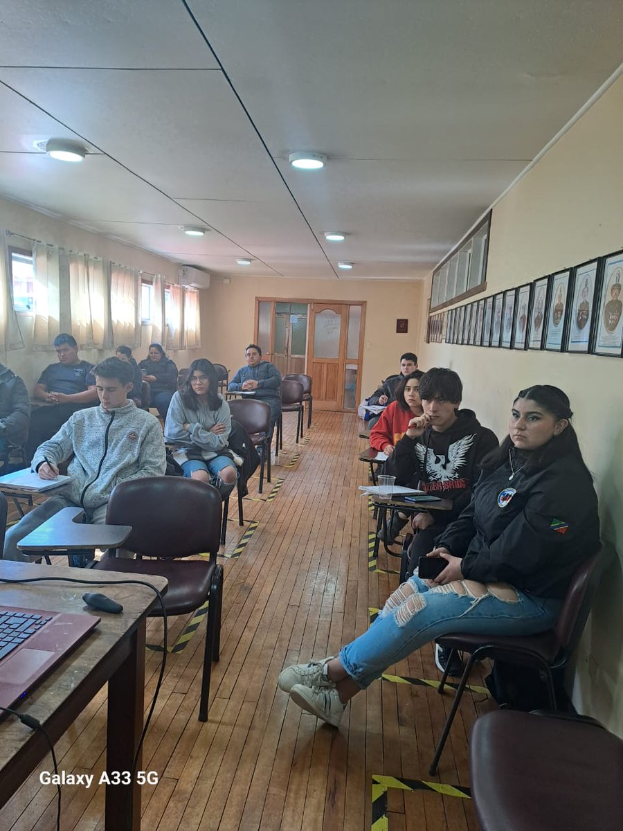 ANB_LosLagos's tweet photo. 13 Aspirantes a  Bomberos del CB.Ancud realizan el Curso de Comunicaciones para el Bombero. @ANB_Chile @consejo10 https://t.co/rhWlLnh0YV