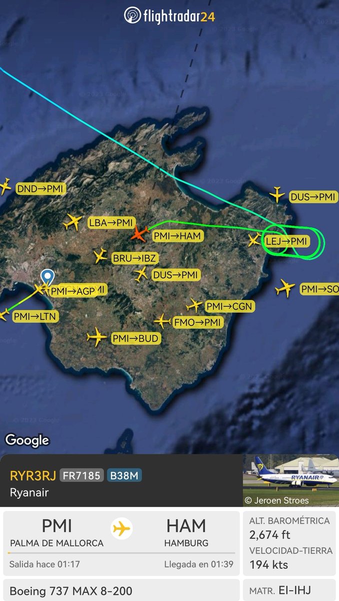 La tripulación del vuelo de Palma a Hamburgo nos indica que tienen un problema técnico en un motor y que necesitan realizar esperas para reducir peso y regresar al aeropuerto. Les instruimos a realizar esperas al este de la isla. Posteriormente  les posicionamos para aproximación