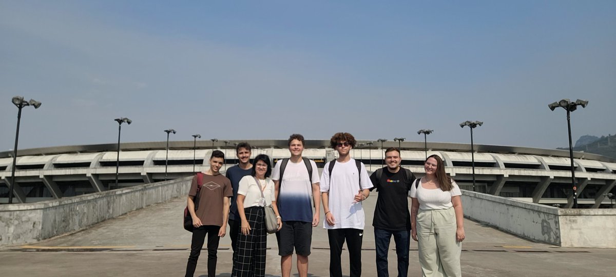 fimdejogo's tweet photo. Essa semana mais um dia de treinamento, levando os alunos do Projeto educacional do FimdeJogo/DCPress com a Universidade Veiga de Almeida ao Maracanã. Assim na hora de estarem no mercado vão saber, principalmente, se comportar #jornalismo. Obrigada pela ajuda @maracana https://t.co/VSLXEySdAR