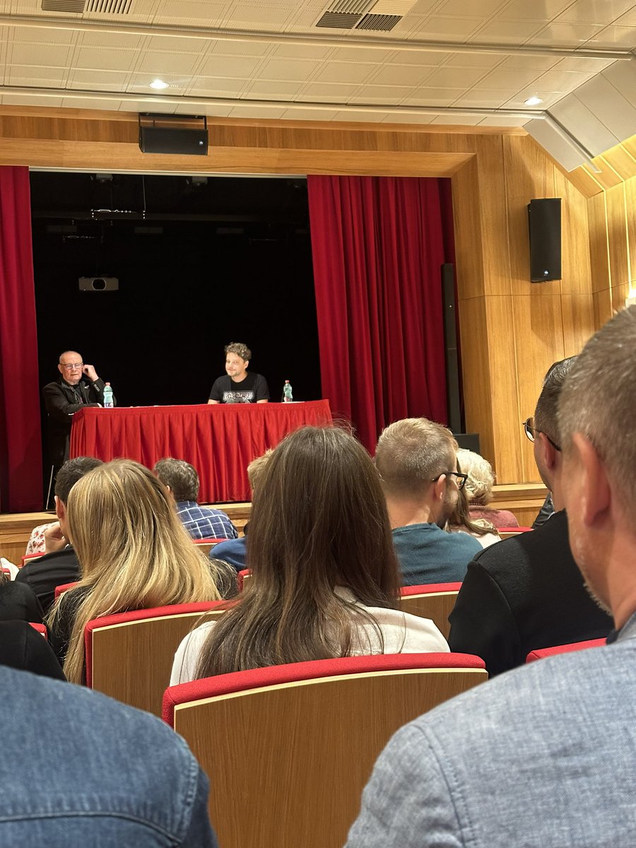 ghavlujova's tweet image. “Na Hrad jsem neměl posledních 20 let důvod chodit. Buď se ztotožníte i s tím, kdo na Hradě sedí, nebo ne. Já teď už zase ano.” Architekt Josef Pleskot, debata v rámci #designblock na Nejvyšším purkrabství Pražského hradu. @HradOfficial @prezidentpavel 🇨🇿