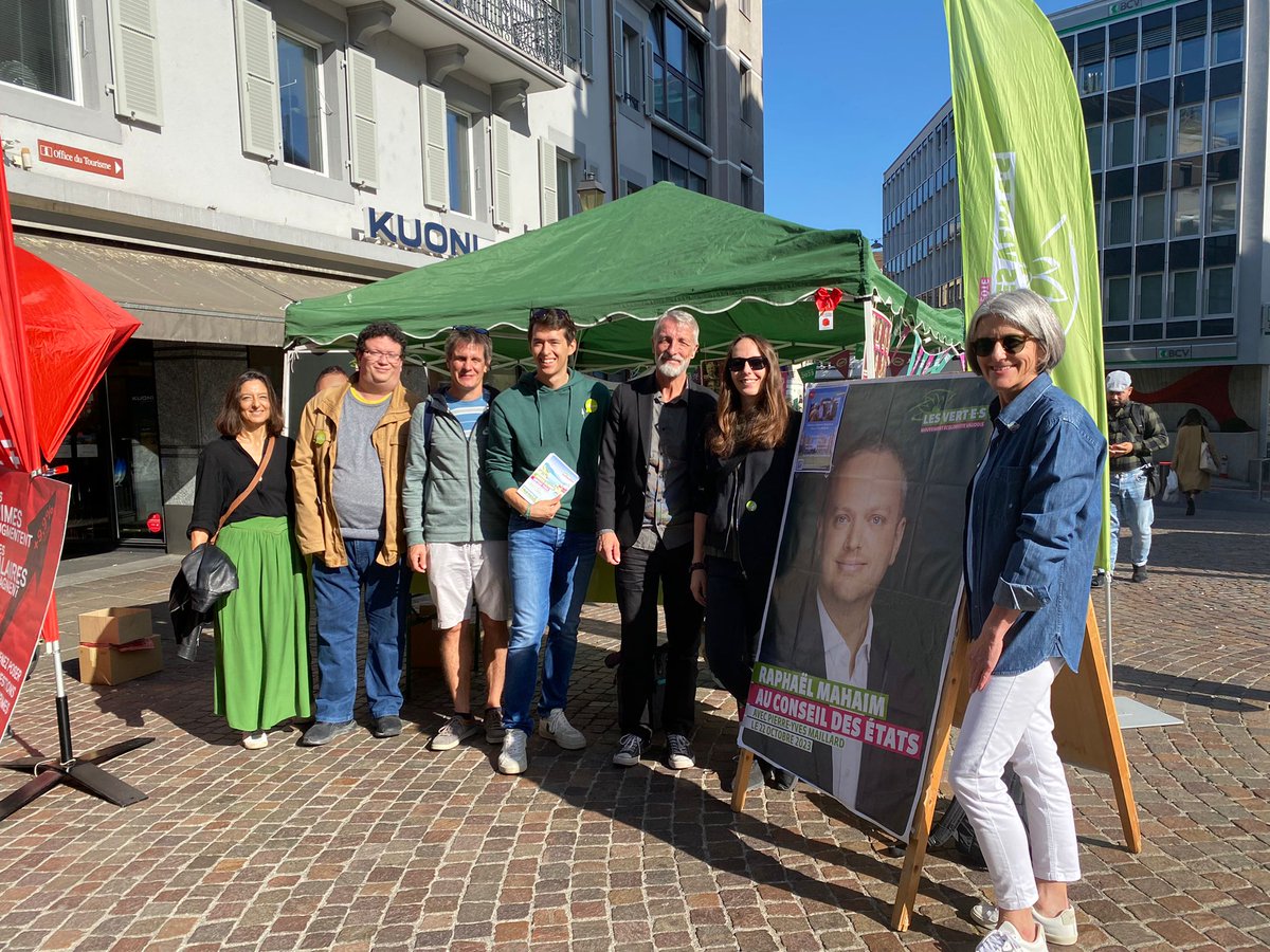 Nous avons encore eu le plaisir d'aller à la rencontre des élect·eur·rice·s au marché de Nyon tout à l'heure pour vous encourager à voter Vert·e·s le 22 octobre prochain.

Demain, dimanche 8 octobre, on vous attend à Rolle pour le marché dominical autour du Château 🙌