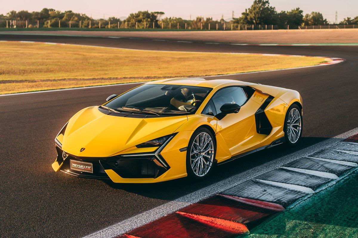 Even with batteries, the @Lamborghini Revuelto still has all the raw excitement customers have come to expect of a Lambo flagship. Read Our Review: motor1.com/reviews/690352…