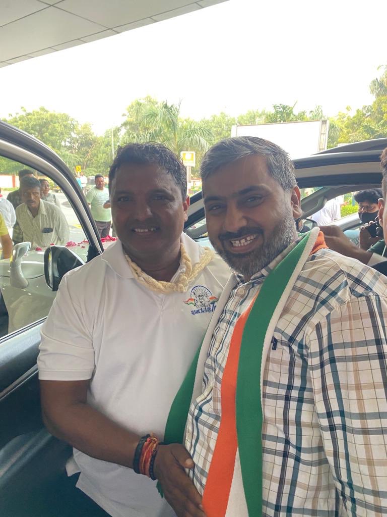 TurakAdnan's tweet photo. વડોદરા મા યુથ કોંગ્રેસના રાષ્ટ્રીય અધ્યક્ષ *શ્રી શ્રીનિવાસ બી. વી.અને ગુજરાત યુથ કોંગ્રેસ પ્રભારી શ્રી રાજેશ સિન્હા જીનુ વડોદરા એરપોર્ટ ખાતે સવારે 7:00 વાગ્યે વડોદરા યુથ કોંગ્રેસ દ્વારા ભવ્ય સ્વાગત કરવામાં આવ્યું
અદનાન તુરક
મહામંત્રી , GPYC 
પ્રભારી વડોદરા 
@srinivasiyc @Allavaru https://t.co/2r0MIkRdCq