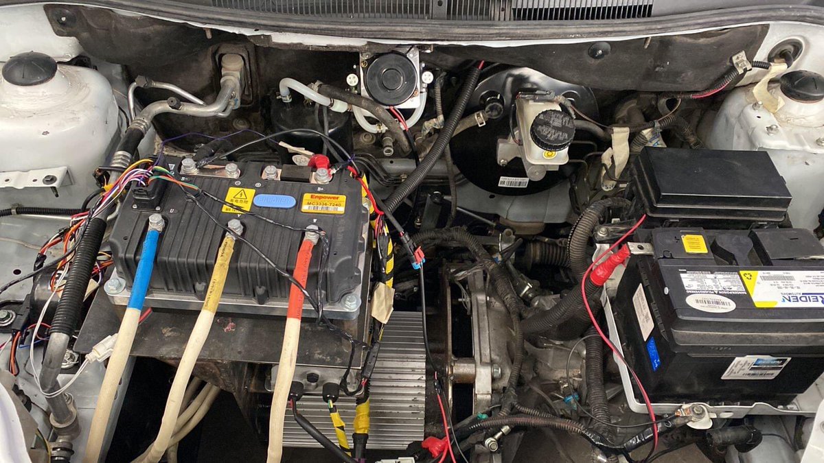 enteratemujerr's tweet photo. #MujeresHaciendoHistoria

Ellas son las guanajuatenses, Amairani y Andrea, alumnas del Telebachillerato y han creado un sistema que transforma un auto de combustible a eléctrico. 🧠

🇲🇽Orgullosamente de la comunidad de El Naranjillo del municipio de Juventino Rosas. https://t.co/rOGDHQzqdp