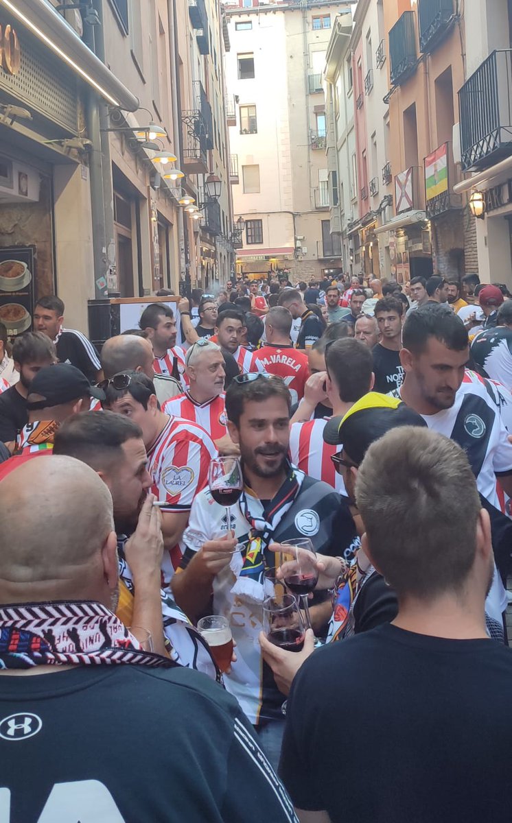 LA FOTO 😍.

#FiestaDelFútbolPopular
#ContigoNosPasamosElJuego🎮
#SDLogroñésUnionistas