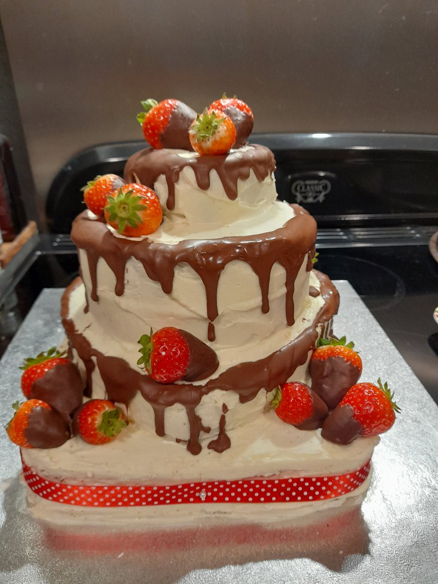 stoddart62's tweet photo. What better way to spend a driech Sat afternoon but baking a friend's 30th birthday cakes! May not get a Hollywood handshake but hopefully they will taste OK! 4 different tiers for the adults and a hedgehog for the kids 👍 https://t.co/X7RzNukYrH