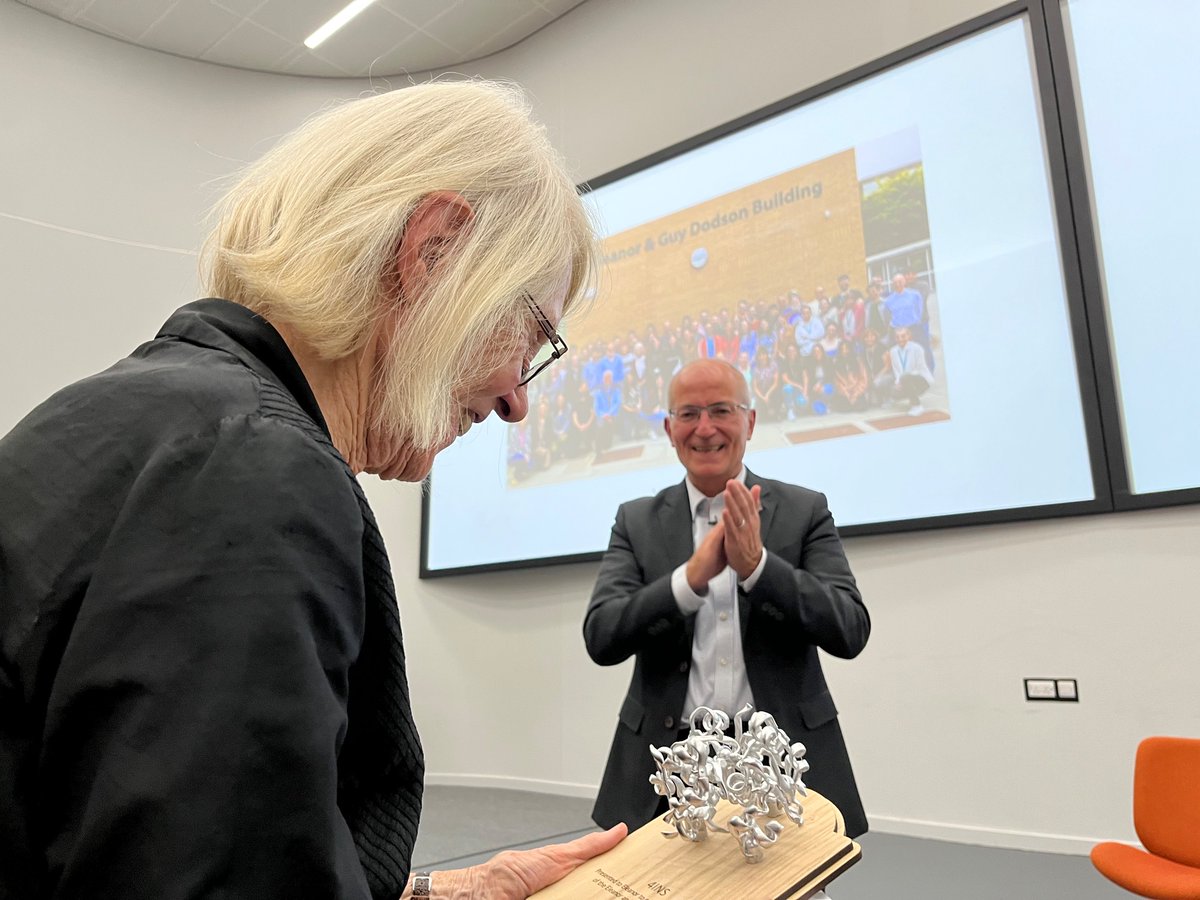 Only just getting around to sharing this picture from our celebration of the opening of the Eleanor and Guy Dodson building on Thursday. 🥳🎉 @ChemistryatYork @YSBL_York Such a lovely photo of Eleanor receiving her model of Insulin from the VC @UniOfYork