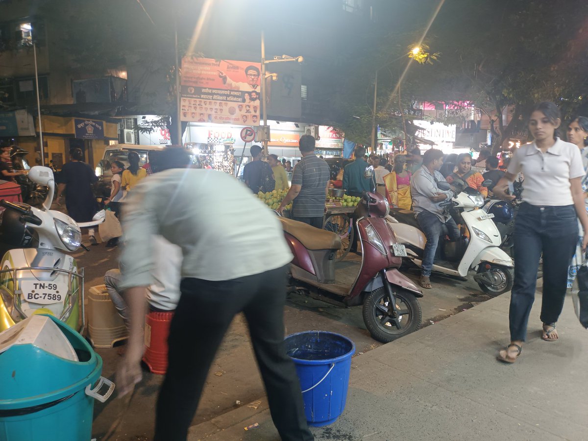 virendr40494556's tweet photo. @CPMumbaiPolice @MTPHereToHelp @mybmc @mybmcWardMW   हाथ गाड़ी वाले की वजह से रोज 8:00 बजे के बाद ट्रैफिक जाम रहता है हाथ गाड़ी हाथ गाड़ी बंद होने के बावजूद भी यह कहां से आते हैं और कहां जाते हैं किसी को पता नहीं पुलिस और बीएमसी को ,,,????????????????????? https://t.co/Vdf992seTt
