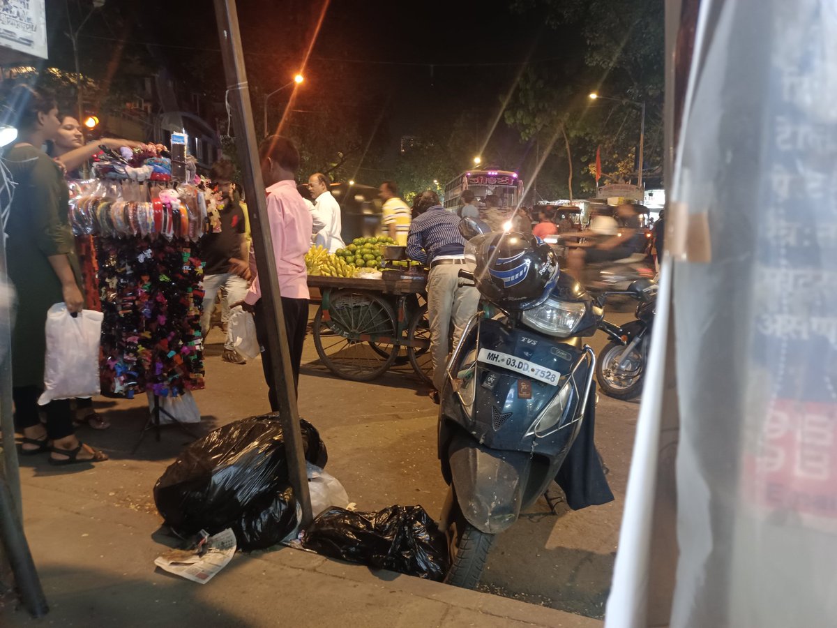 virendr40494556's tweet photo. @CPMumbaiPolice @MTPHereToHelp @mybmc @mybmcWardMW   हाथ गाड़ी वाले की वजह से रोज 8:00 बजे के बाद ट्रैफिक जाम रहता है हाथ गाड़ी हाथ गाड़ी बंद होने के बावजूद भी यह कहां से आते हैं और कहां जाते हैं किसी को पता नहीं पुलिस और बीएमसी को ,,,????????????????????? https://t.co/Vdf992seTt