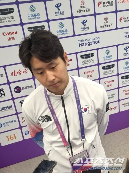 kangin_lee_mom's tweet photo. [항저우 현장인터뷰]'金강인'이강인, "금메달이요? 무겁던데요"
"우승이었던 목표를 이루게 돼 기쁘다. 대한민국(대표팀)에서 첫 우승이다. 매순간 느끼고 경험했다. 좋은 추억이었다"고 말하며,
파리올림픽 출전에 욕심있냐는 물음에 "지금 아시안게임이 끝났는데 그 생각이 날까요? 즐기고 싶어요😄 https://t.co/EfvSKxnJur