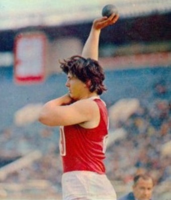 Una mujer inmensa con una capacidad gigantesca para reponerse a las adversidades del deporte y luego ganar. Dotada de una fuerza colosal para vencer a sus rivales de las más variadas e importantes escuelas de atletismo. Su pasión no se aquietó y el fuego continuó con la docencia.