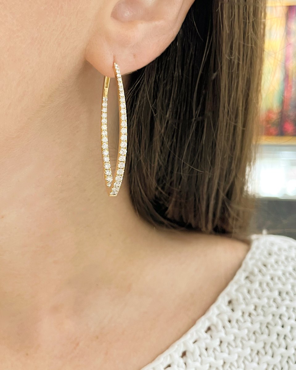 JVincentJeweler's tweet image. The diamond hoop, an absolute staple piece! Our favorite is when you can see diamond sparkle from every angle. Do you have a favorite pair?

#diamondhoops #diamondearrings #hoopearrings #insideoutside #hoops #earrings #fashion #styleinspiration #diamonds #diamondjewelery #design