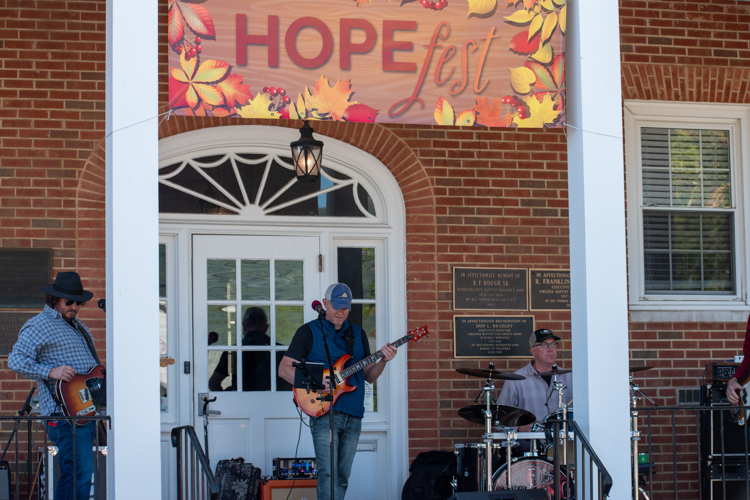 HopeTreeFS's tweet image. Thank you to everyone who came out to HopeFest this year!  Check out more photos on our site - hopetreefs.org/hopefest 

#HopeTree #HopeFest #FallFun #CommunityEvent #SalemVA #AtRiskYouth #SupportingFamilies