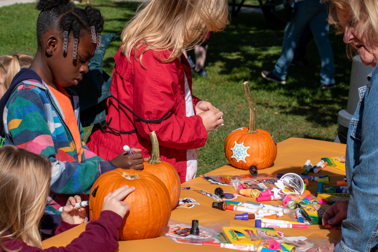 HopeTreeFS's tweet image. Thank you to everyone who came out to HopeFest this year!  Check out more photos on our site - hopetreefs.org/hopefest 

#HopeTree #HopeFest #FallFun #CommunityEvent #SalemVA #AtRiskYouth #SupportingFamilies