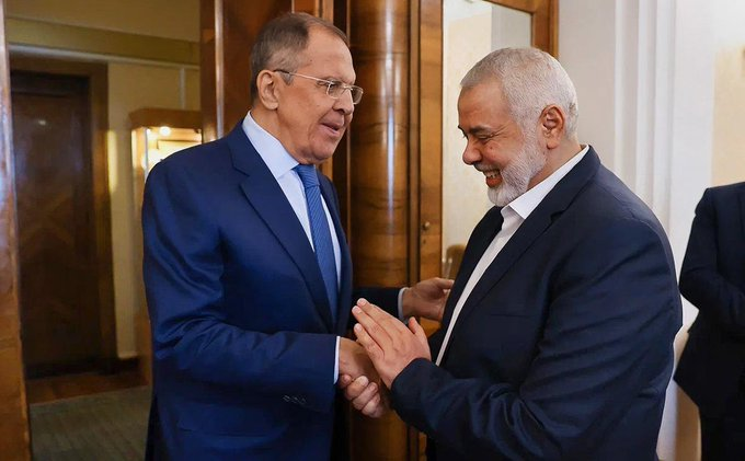 KersimonIsa's tweet photo. Cadeau pour Zemmour et ses zemmouriens. 2022. Gros mamours entre le chef du Hamas et le ministre des Affaires étrangères de Poutine, leur idole. https://t.co/kAqst5cpK3