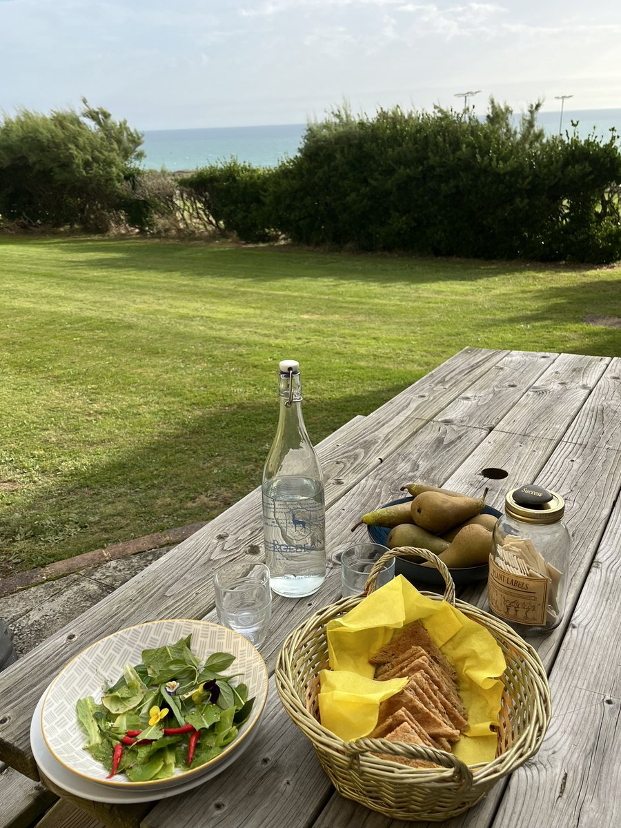 RoedeanHouses's tweet image. #roedean boarders have finished our home grown feast and it’s true .. home grown is tastier, crunchier and better for us and for the planet🌍
#bsaboarding #internationalboarders #roedean #SustainableFuture #iloveboarding💚🌿🪴🌻🧚‍♂️🥗