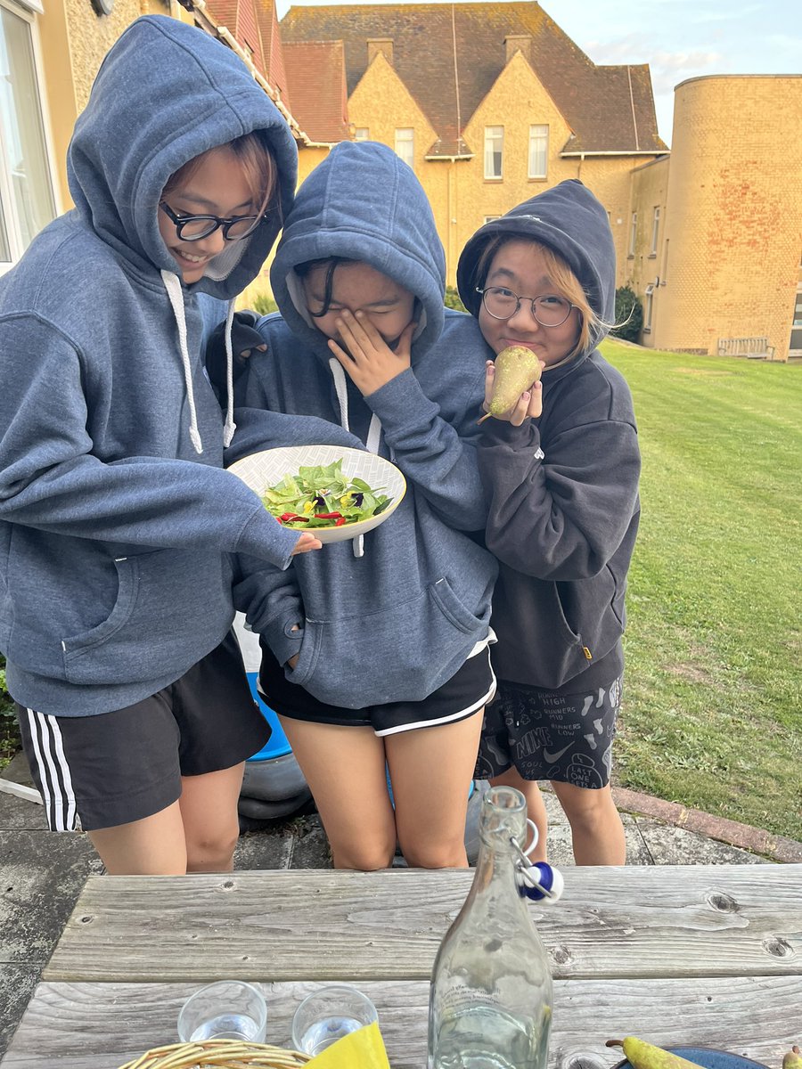 RoedeanHouses's tweet image. #roedean boarders have finished our home grown feast and it’s true .. home grown is tastier, crunchier and better for us and for the planet🌍
#bsaboarding #internationalboarders #roedean #SustainableFuture #iloveboarding💚🌿🪴🌻🧚‍♂️🥗
