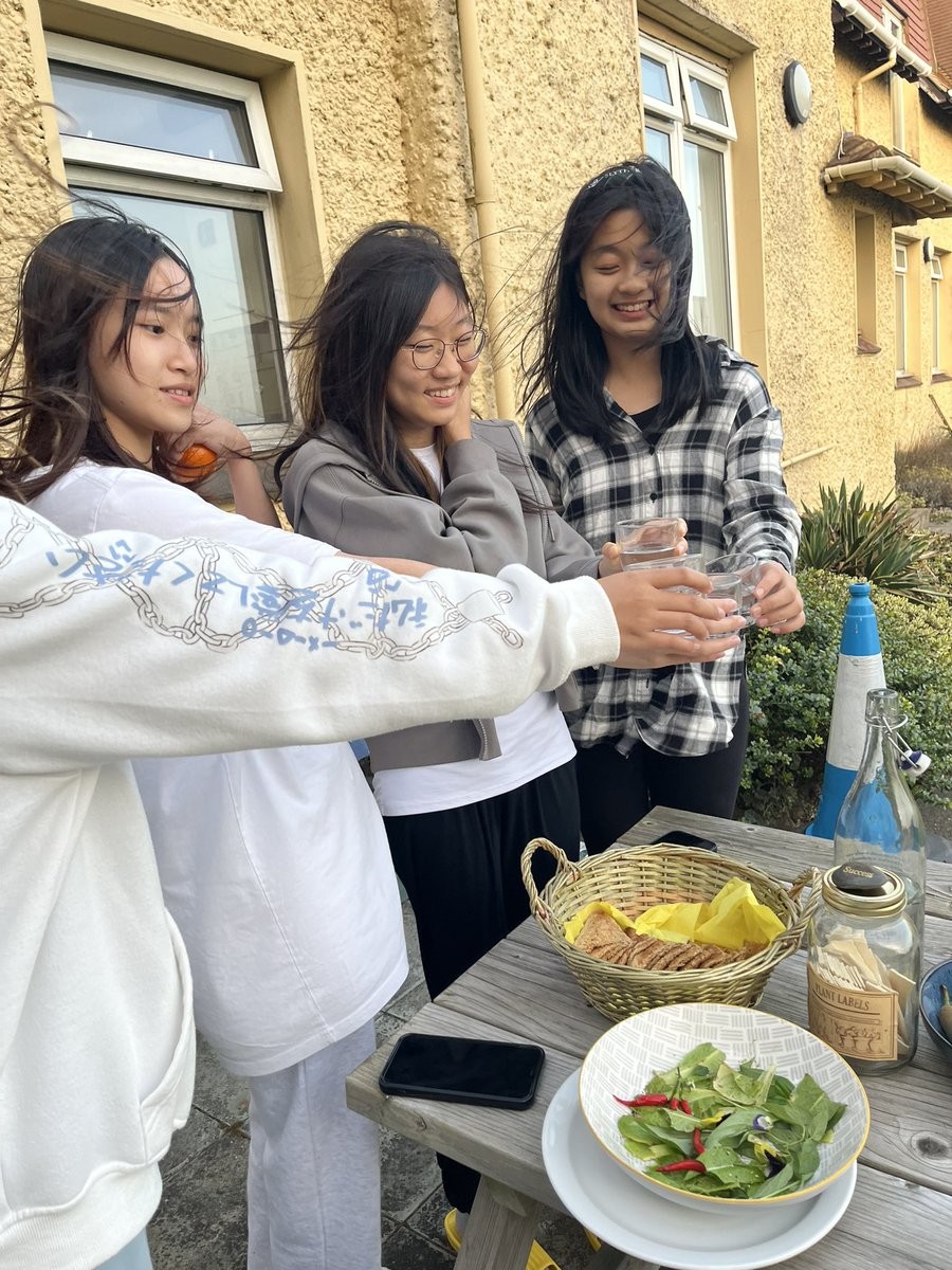 RoedeanHouses's tweet image. #roedean boarders have finished our home grown feast and it’s true .. home grown is tastier, crunchier and better for us and for the planet🌍
#bsaboarding #internationalboarders #roedean #SustainableFuture #iloveboarding💚🌿🪴🌻🧚‍♂️🥗