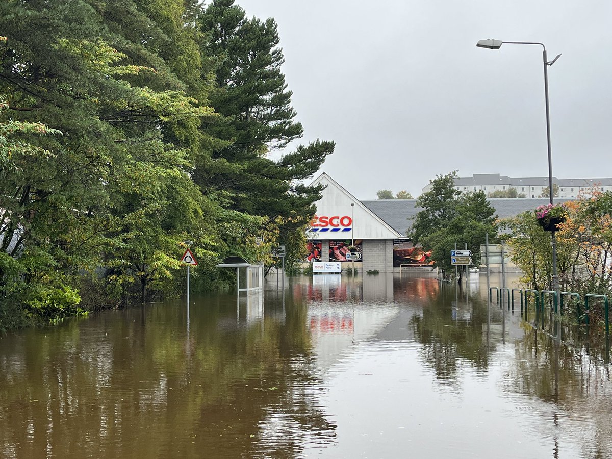 darren_king's tweet photo. Tesco at Oban this afternoon #flood #rain https://t.co/7waIrfizCP