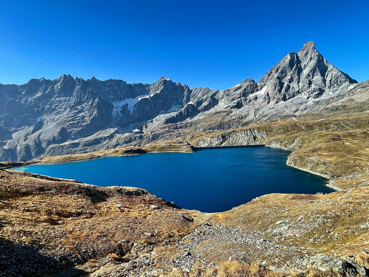 MaxMart4810's tweet photo. Lac Goillet, une tâche bleue devant le plus noble rocher d’Europe #iocorroqui #trailrunning #inaltoorg  #inaltotrail #breuilcervinia #lacgoillet #cervino #matterhorn #valtournenche @Valle_dAosta https://t.co/jrWWkajKTO