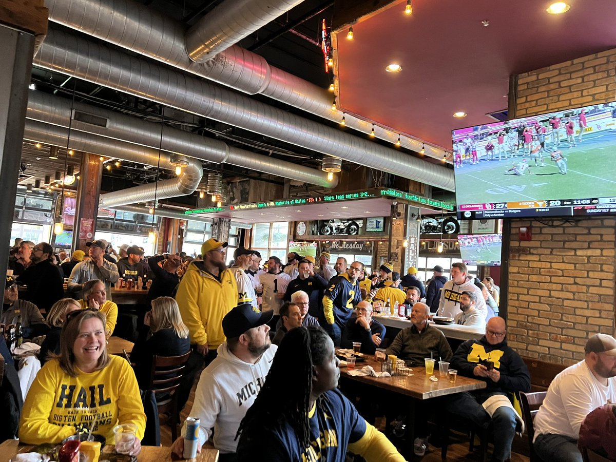 mattpauli's tweet image. Feels like a @UMichFootball home game at @SallysSaloon as #MrBrightside is played.