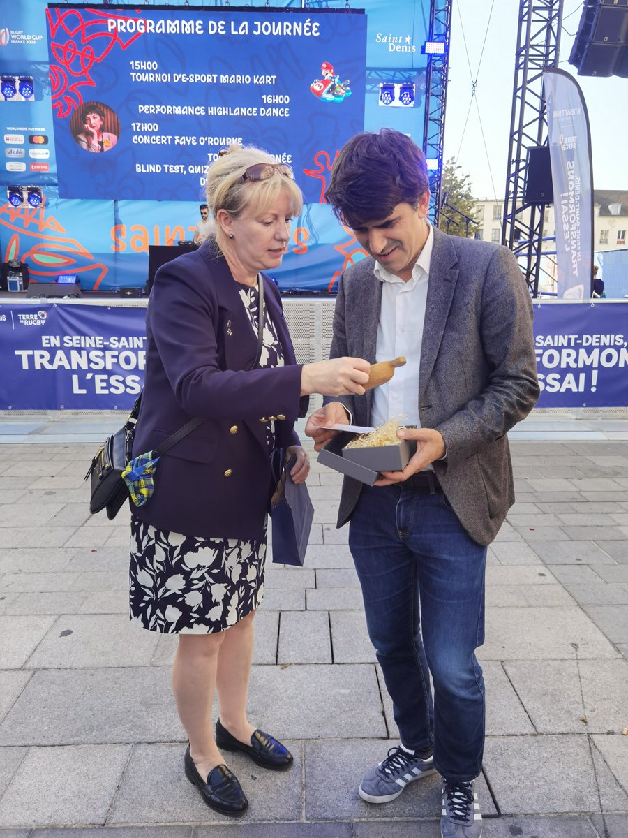 ScotGovFrance's tweet photo. Vice-première ministre @ShonaRobison a rencontré @MathieuHanotin à la @VilleSaintDenis avant le match #SCOvsIRE aujourd'hui. 🇫🇷🏴
Une belle rencontre suivie d'une performance écossaise dans le Rugby village. #RWC2023 🏉 https://t.co/6IbuzYJ4Sq