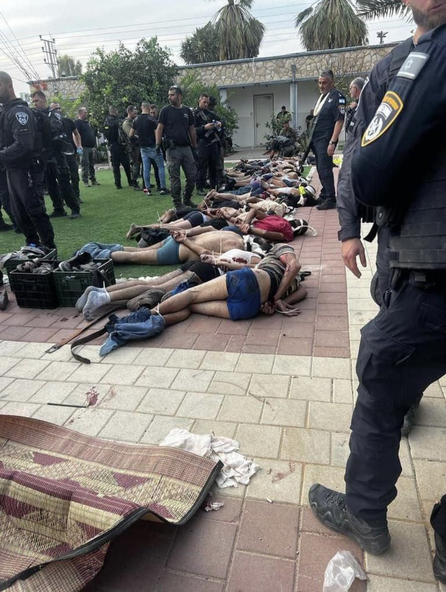 Lord_of_war_95's tweet photo. Tihle Palestinci mají nehorázné štěstí, že je Izraelci zajali živé, taky je mohli hned na místě zastřelit… https://t.co/P444TvlwBO