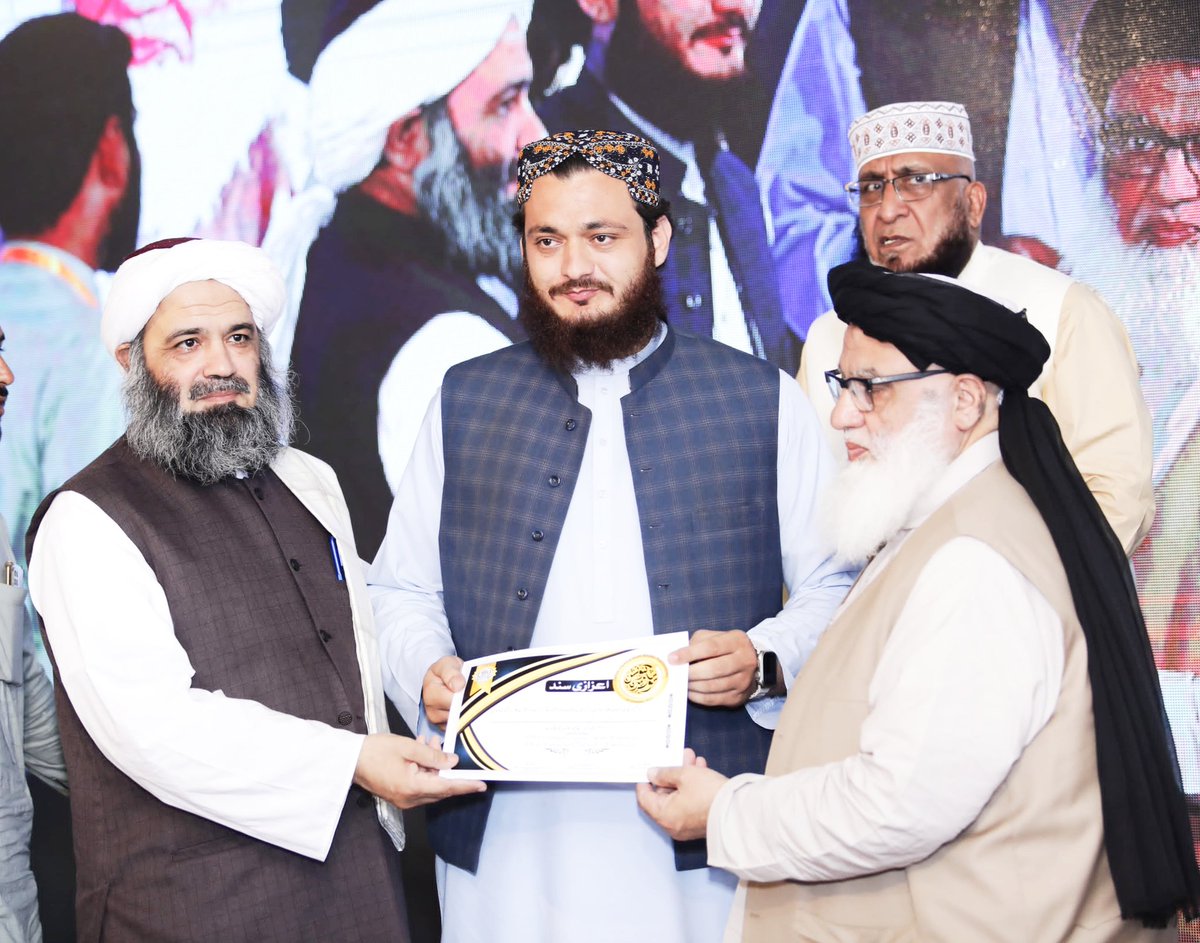 GulzarAhmadJUI's tweet image. سوشل میڈیا پر جمعیت علماء اسلام کی سرگرمیوں کو مثبت انداز میں اجاگر کرنے اور بہترین کارکردگی پر مجھ ناچیز کو اج صوبائی جماعت کی جانب سے اعزازی سند پیش کی 
اس مشکل سفر کے پیچھے 11سال کی محنت ،ماں کی دعائیں اور دوستوں کی تعاون شامل ہیں