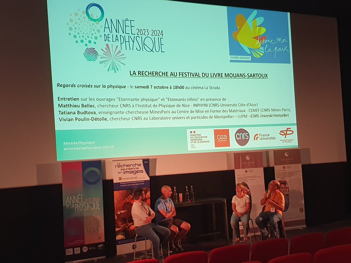CNRS_COTEDAZUR's tweet photo. Regards croisés « Étonnante physique » et « Étonnants infinis » @CNRSEd au @FestivalDuLivre avec Tatiana Budtova, Matthieu Bellec et @VivPoulin ! Lumière... Bio-aérogels... Cosmologie...
#Anneephysique #TalentsCNRS
#CEMEF #INPHYNI #LUPM https://t.co/q5JsJ1O9FR