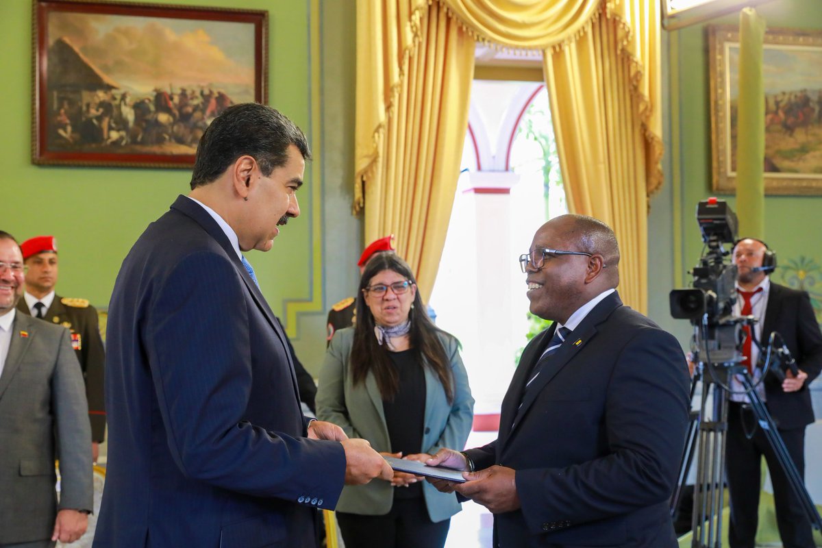 NicolasMaduro's tweet photo. Recibí las Cartas Credenciales de Aquinas Clarke, nuevo Embajador designado de Barbados ante Venezuela. Bienvenido, estoy seguro en continuar profundizando nuestras relaciones de trabajo conjunto, integración, desarrollo y respeto. ¡Vamos hacia una relación modélica! https://t.co/ZgCx6xTZeX