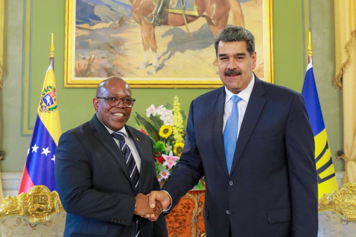 NicolasMaduro's tweet photo. Recibí las Cartas Credenciales de Aquinas Clarke, nuevo Embajador designado de Barbados ante Venezuela. Bienvenido, estoy seguro en continuar profundizando nuestras relaciones de trabajo conjunto, integración, desarrollo y respeto. ¡Vamos hacia una relación modélica! https://t.co/ZgCx6xTZeX