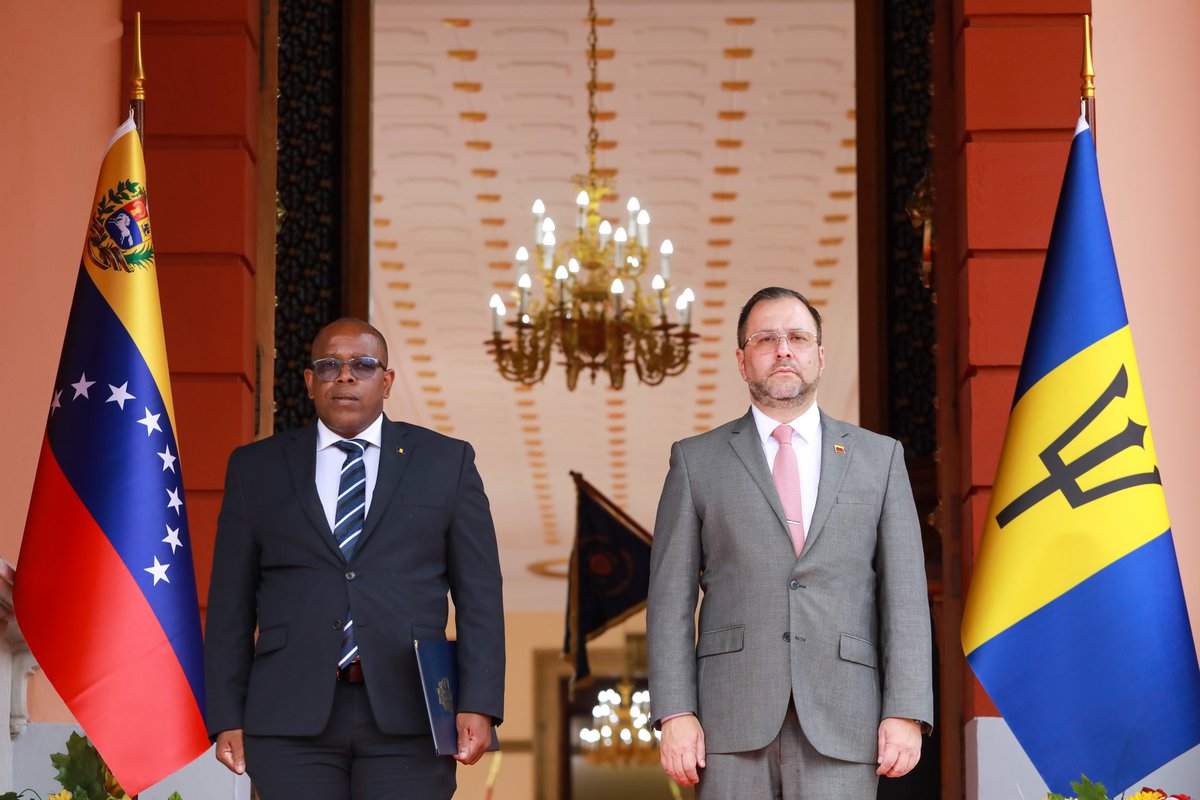 NicolasMaduro's tweet photo. Recibí las Cartas Credenciales de Aquinas Clarke, nuevo Embajador designado de Barbados ante Venezuela. Bienvenido, estoy seguro en continuar profundizando nuestras relaciones de trabajo conjunto, integración, desarrollo y respeto. ¡Vamos hacia una relación modélica! https://t.co/ZgCx6xTZeX
