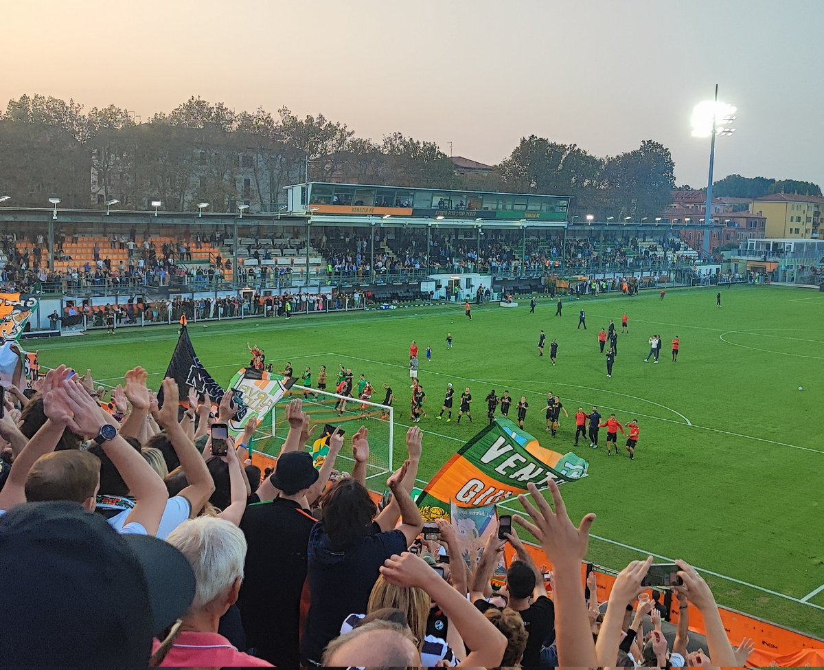 PrinceGio28's tweet photo. ORGOGLIOSI DI VOI 🧡🖤💚 @VeneziaFC_IT #ArancioNeroVerde #VeneziaParma #VenPar #SerieBKT https://t.co/KAh9MSCehl